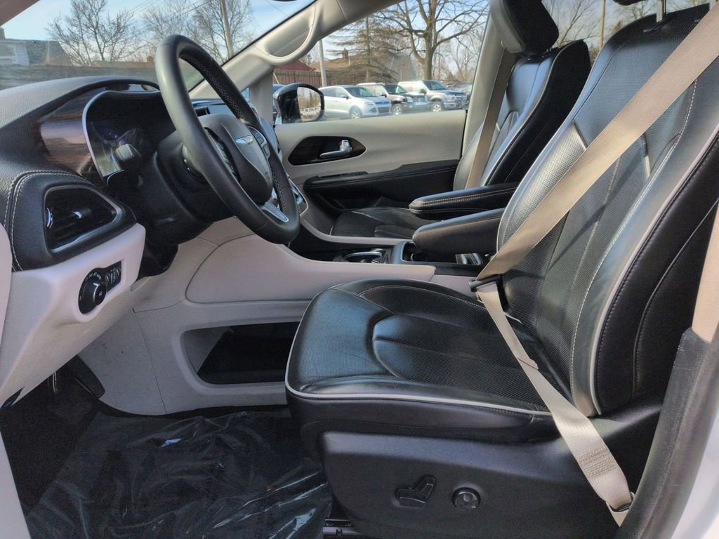 Used 2024 Chrysler Pacifica Limited image 12