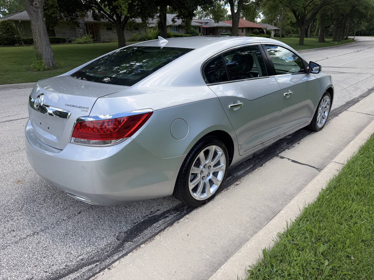 Used 2010 Buick LaCrosse CXS w/ Touring Package FWD image 5