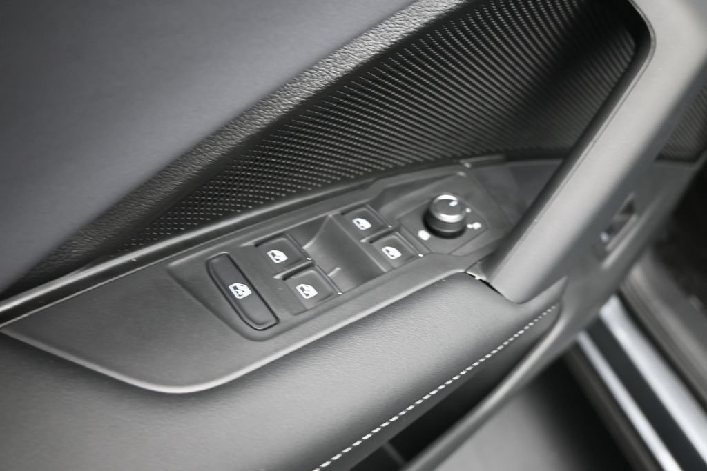New 2026 Volkswagen Tiguan SE FWD image 19
