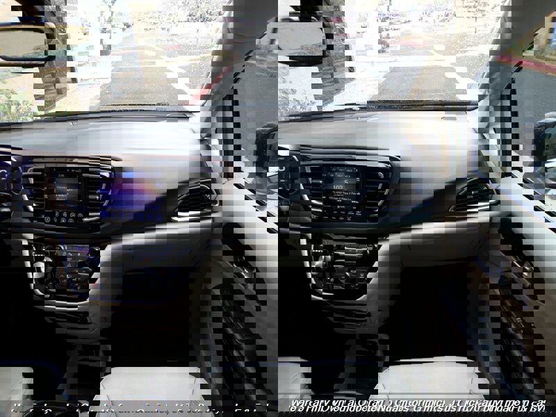 Used 2017 Chrysler Pacifica Touring-L Plus image 36