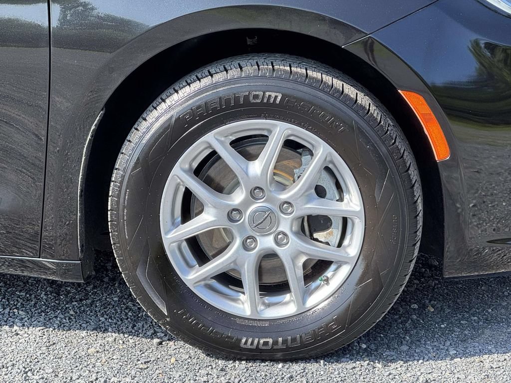 Used 2024 Chrysler Pacifica Touring-L FWD image 11