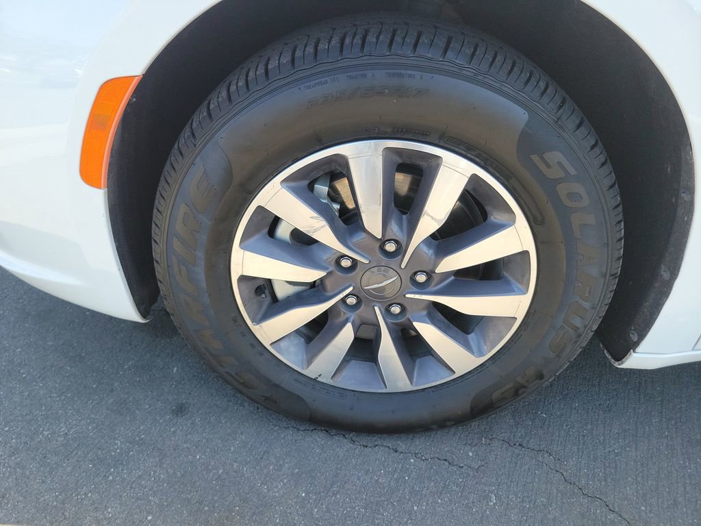 Used 2024 Chrysler Pacifica Select image 27
