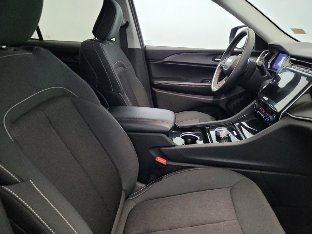 Used 2023 Jeep Grand Cherokee Laredo AWD/4WD image 21