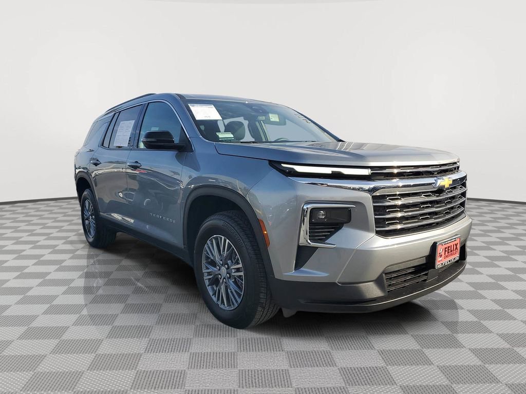 Used 2025 Chevrolet Traverse LT image 2