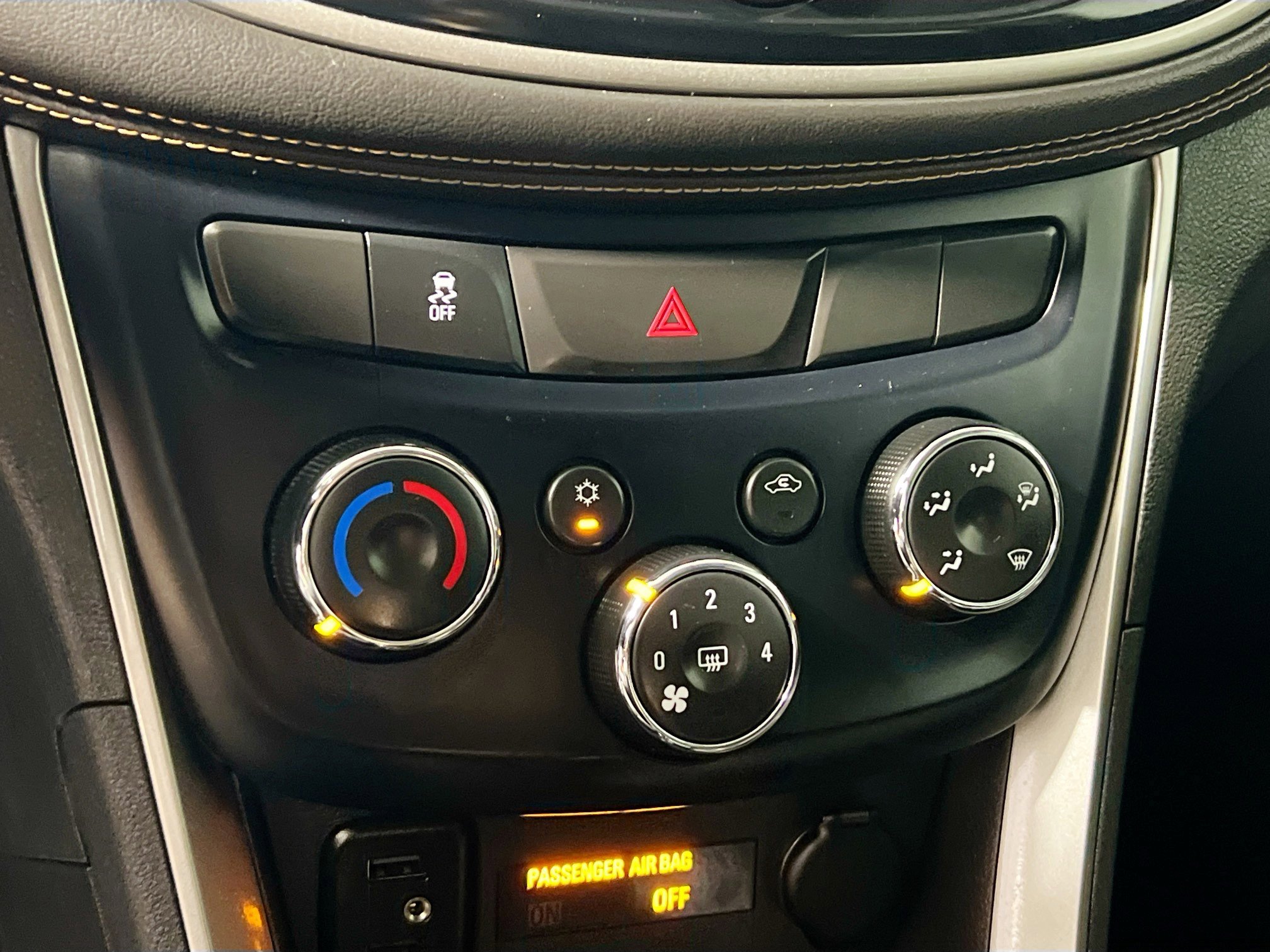 Used 2020 Chevrolet Trax LT w/ LT Convenience Package image 27