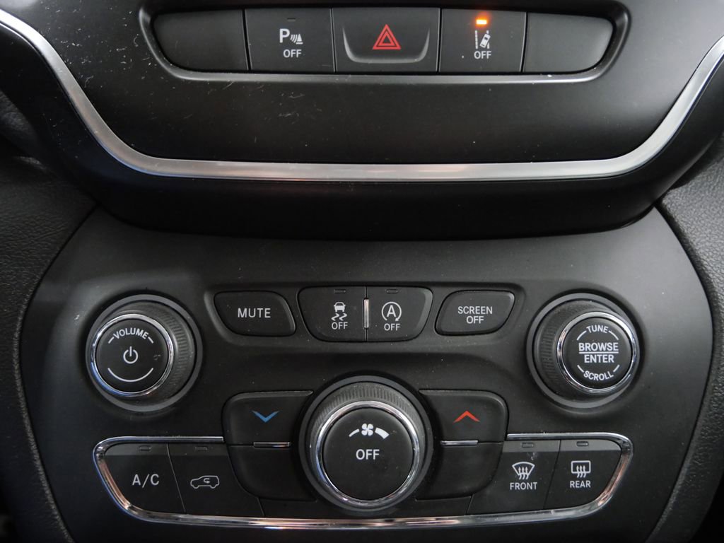 Used 2021 Jeep Cherokee Latitude Plus AWD/4WD image 19