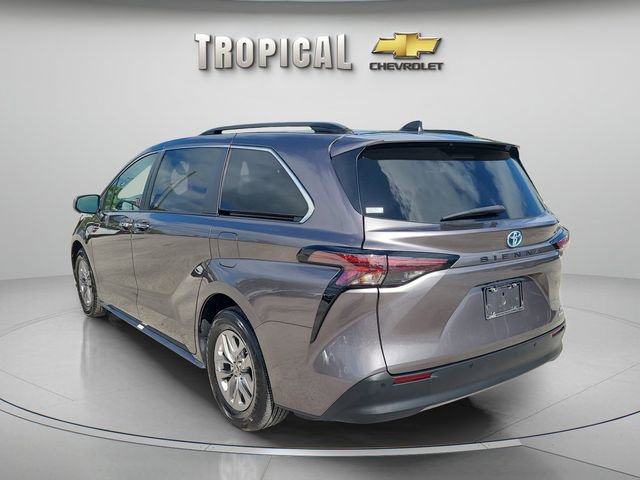 Used 2023 Toyota Sienna XLE FWD image 2