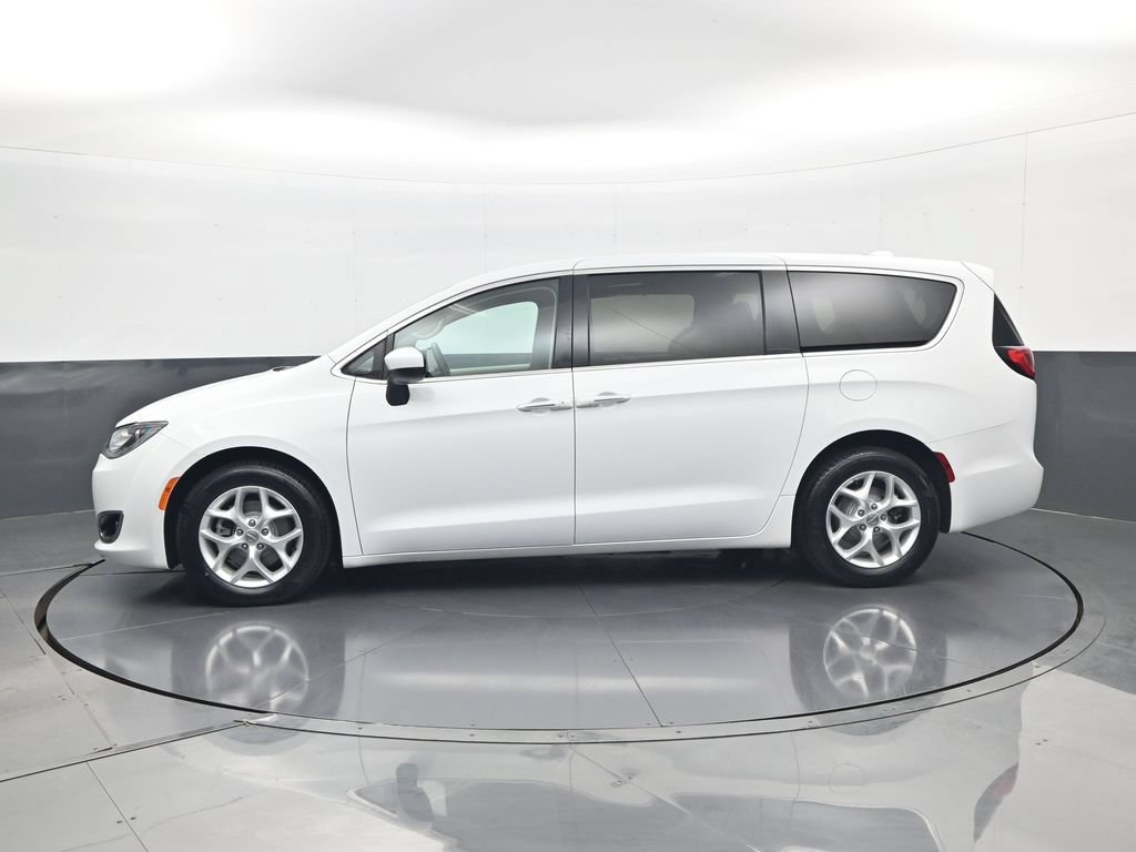 Used 2017 Chrysler Pacifica Touring Plus w/ Tire & Wheel Group FWD image 9