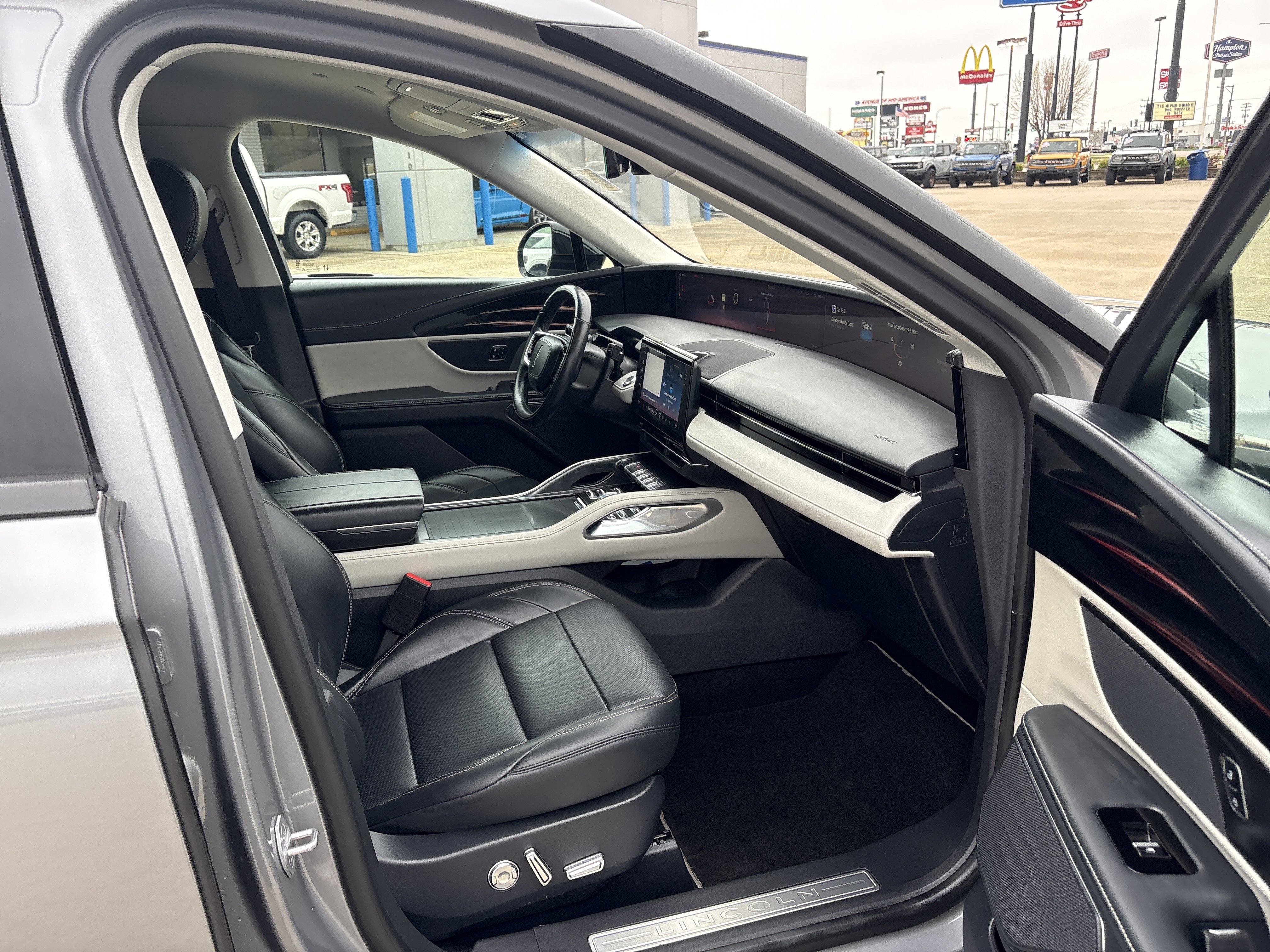 Used 2024 Lincoln Nautilus Premier AWD/4WD image 11
