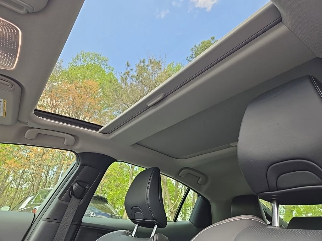 Used 2025 Toyota Prius Limited w/ Limited Premium Package image 17