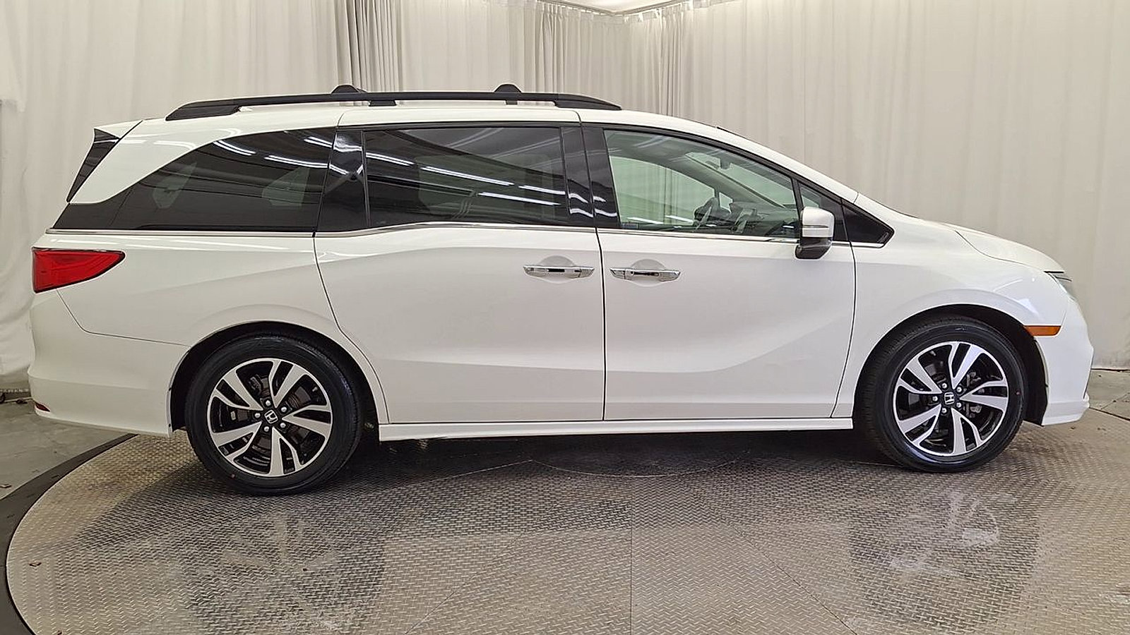 Used 2019 Honda Odyssey Elite image 4