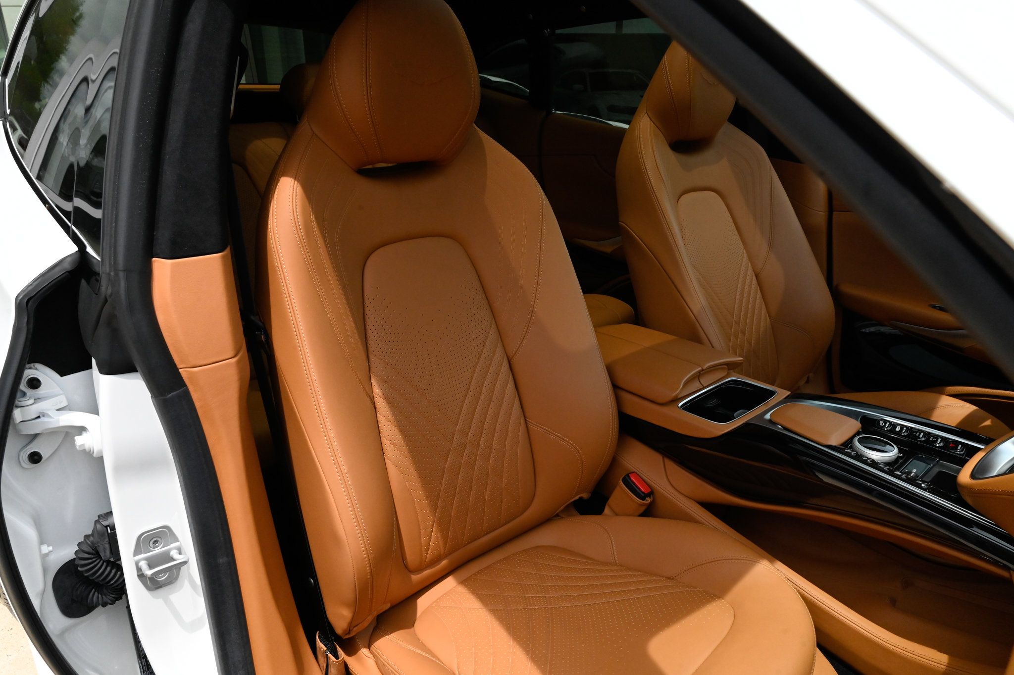 Used 2024 Aston Martin DBX AWD/4WD image 56