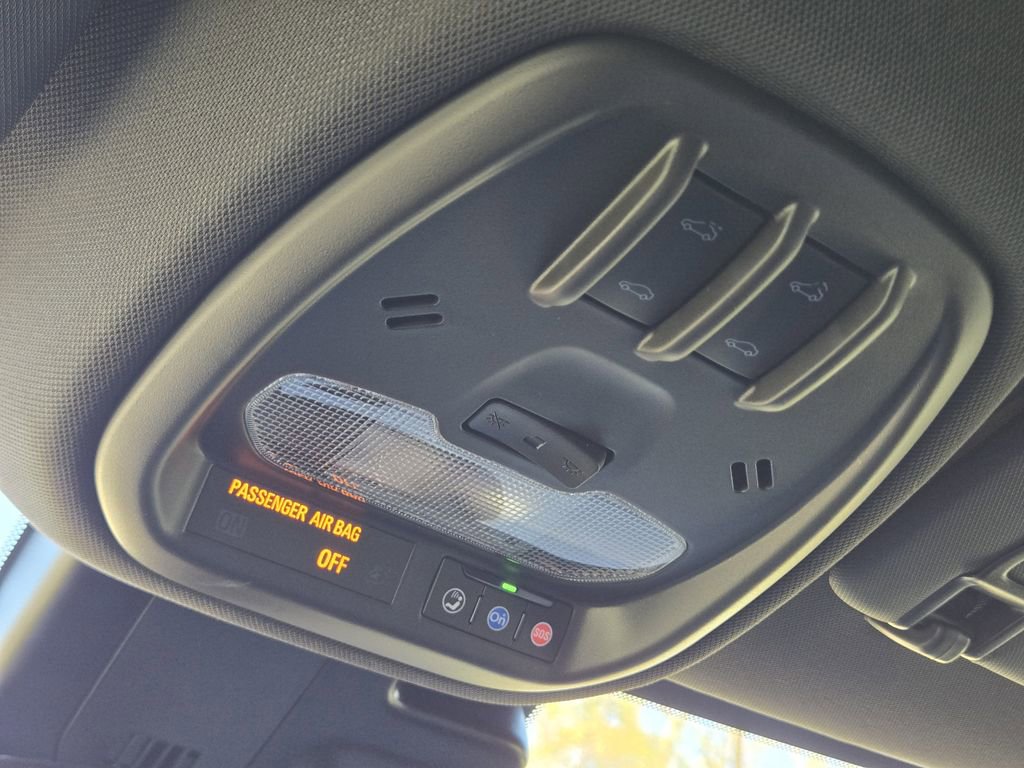 Used 2025 Chevrolet Trax RS w/ Sunroof Package image 27