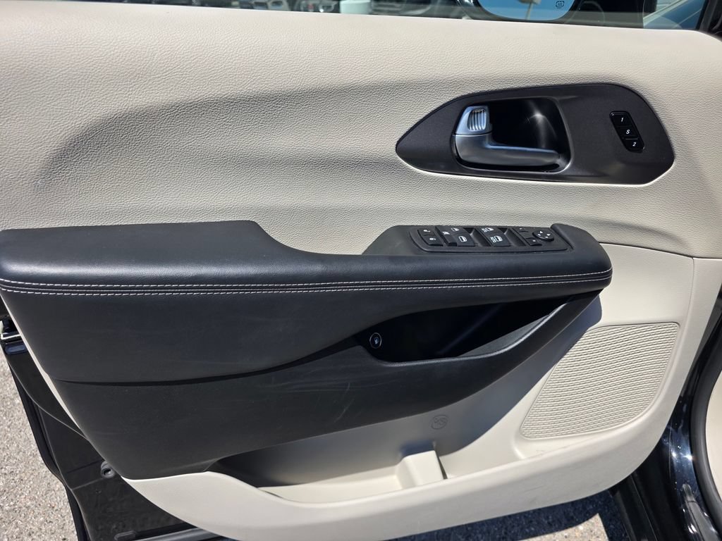 Certified 2024 Chrysler Pacifica Limited FWD image 13