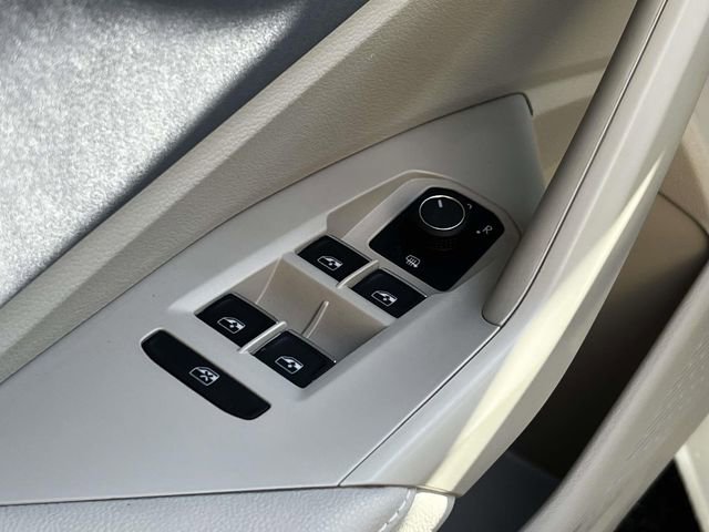 Used 2025 Volkswagen Jetta SE image 17
