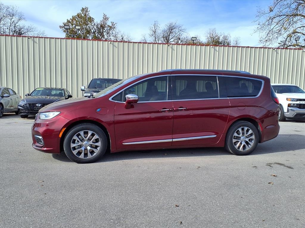 Used 2021 Chrysler Pacifica Limited w/ Uconnect Theater Family Group image 15