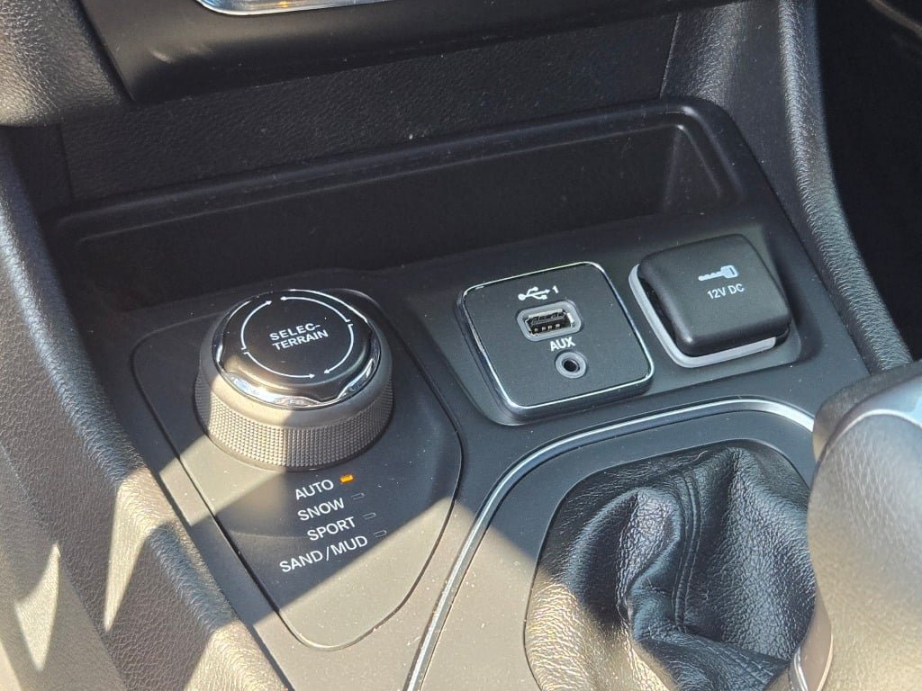 Used 2020 Jeep Cherokee Latitude AWD/4WD image 26