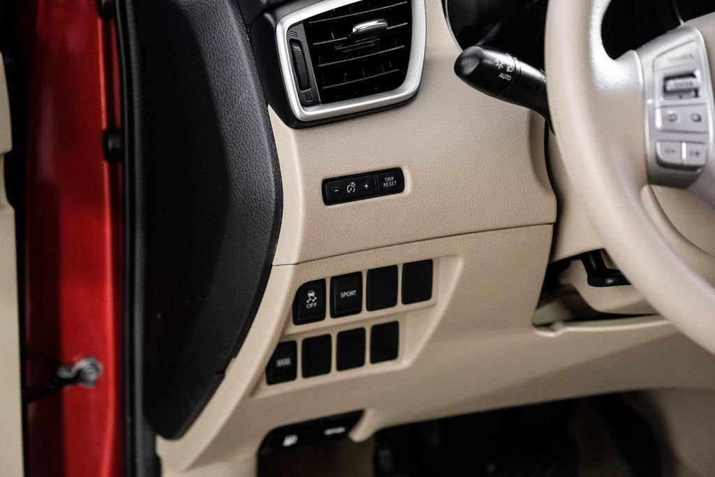 Used 2015 Nissan Rogue SV image 26