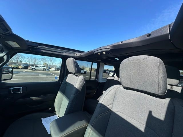 Used 2025 Jeep Wrangler Unlimited Sahara w/ Safety Group image 25