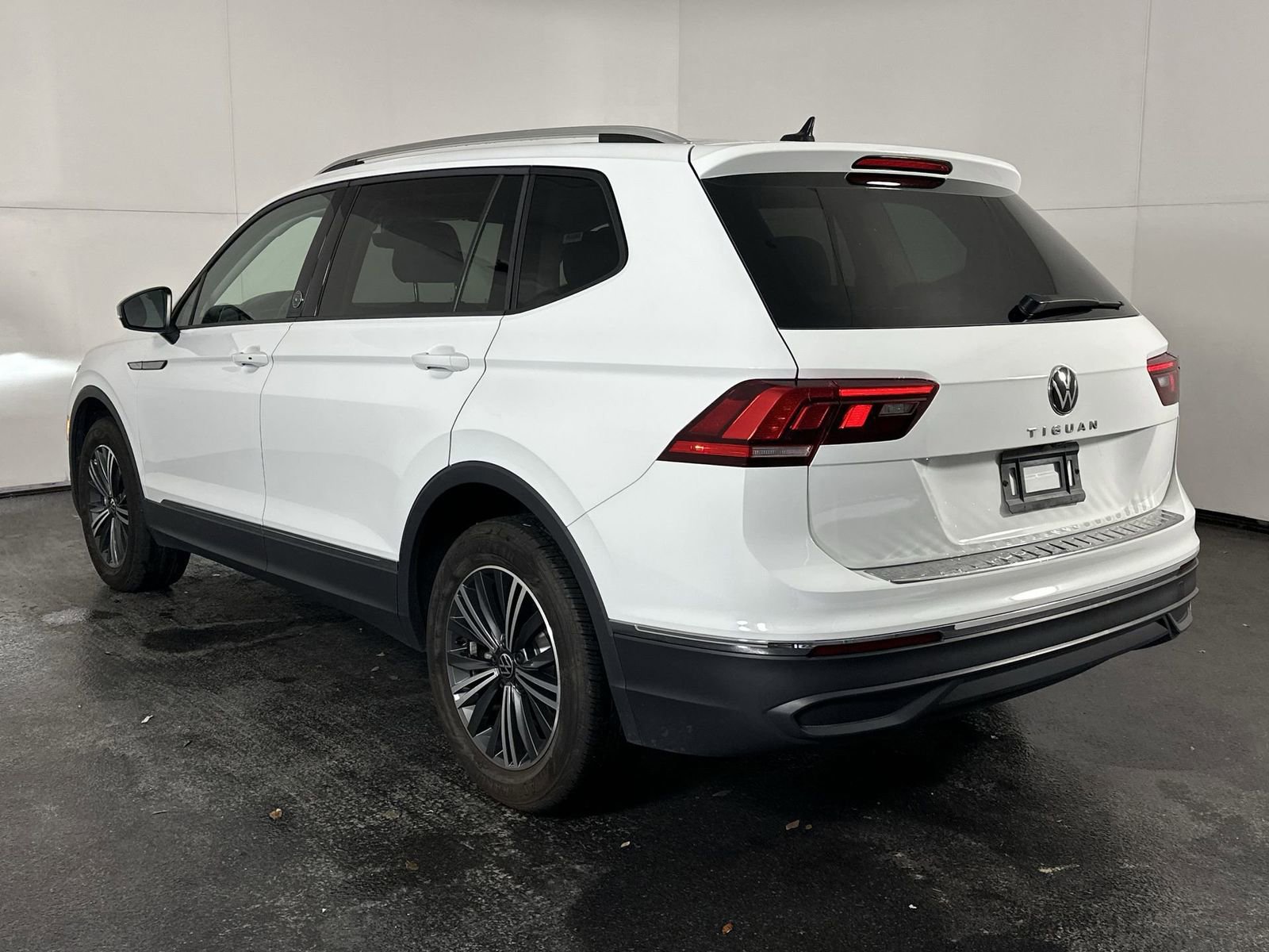 Used 2024 Volkswagen Tiguan Wolfsburg Edition image 9