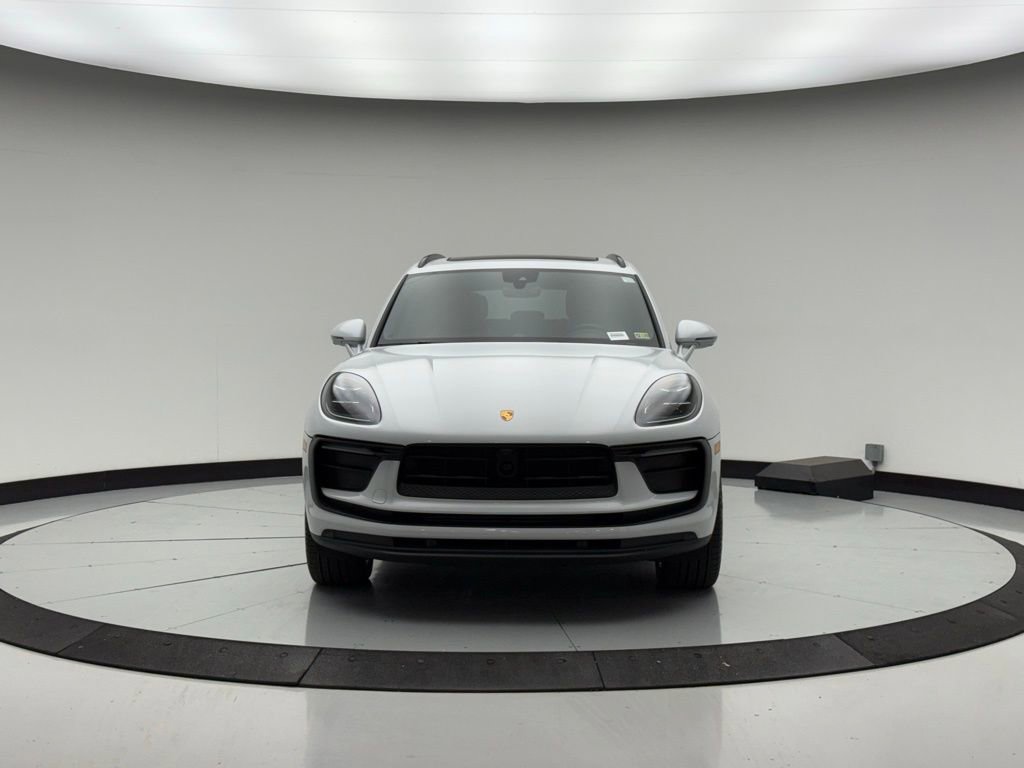 Used 2025 Porsche Macan image 8