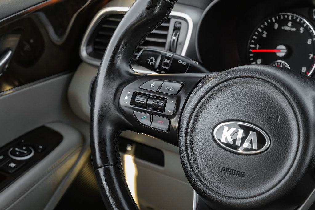 Used 2017 Kia Sorento LX w/ LX Convenience Package image 17