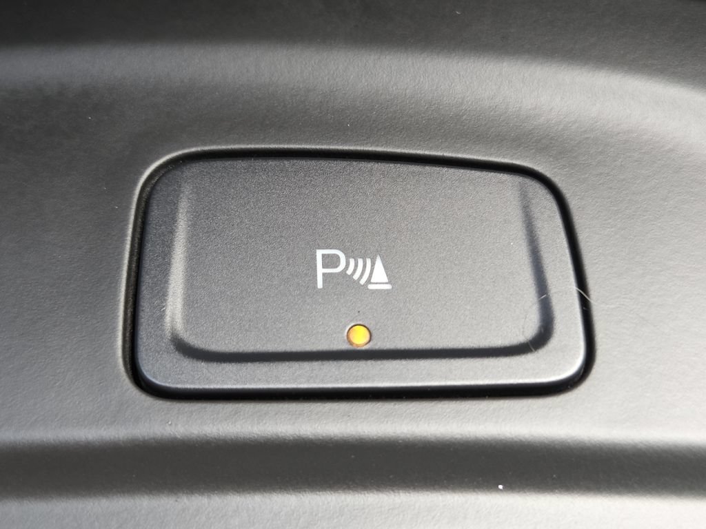 Used 2023 Chevrolet Equinox RS FWD image 8
