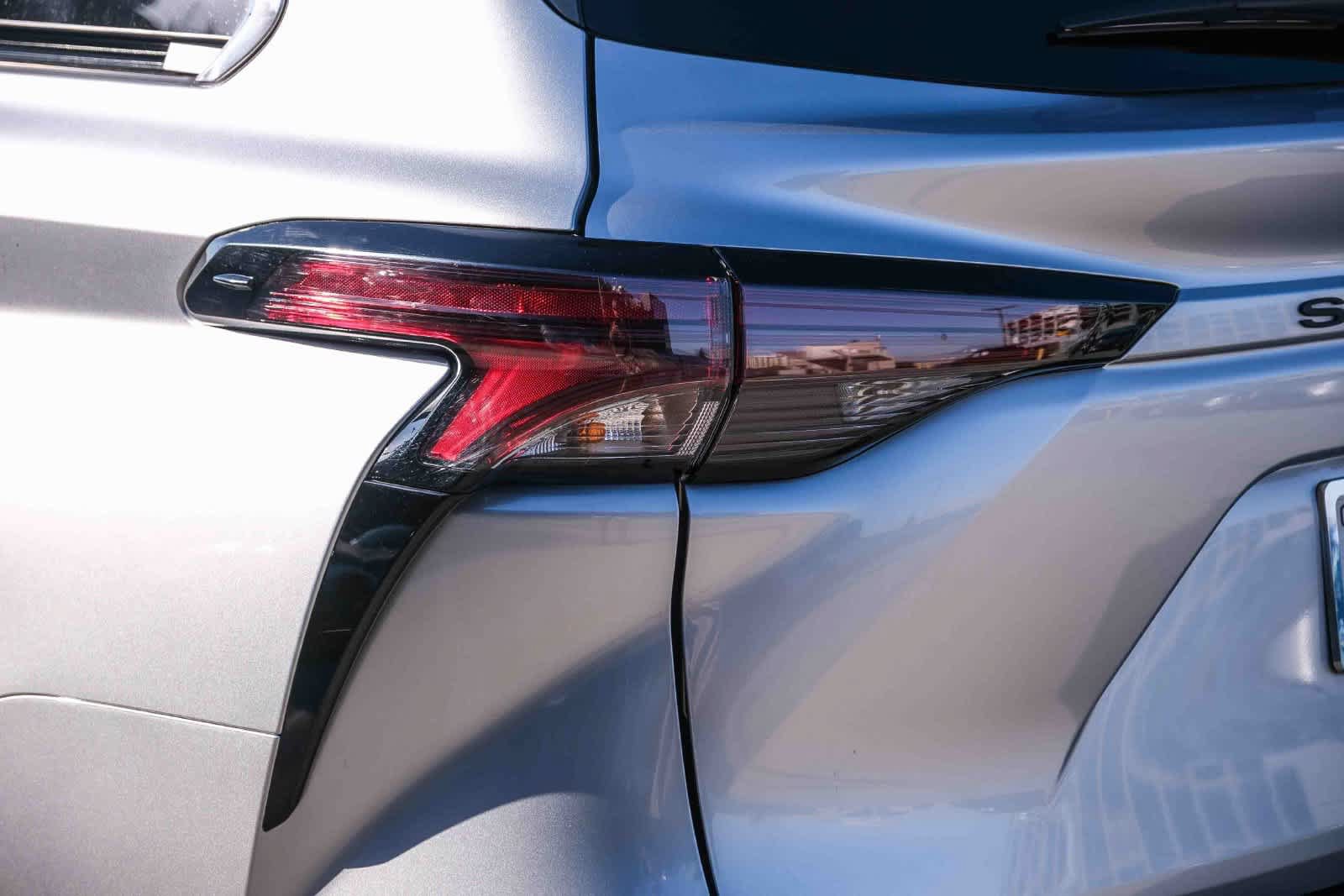 Used 2024 Toyota Sienna LE w/ LE Plus Package FWD image 7