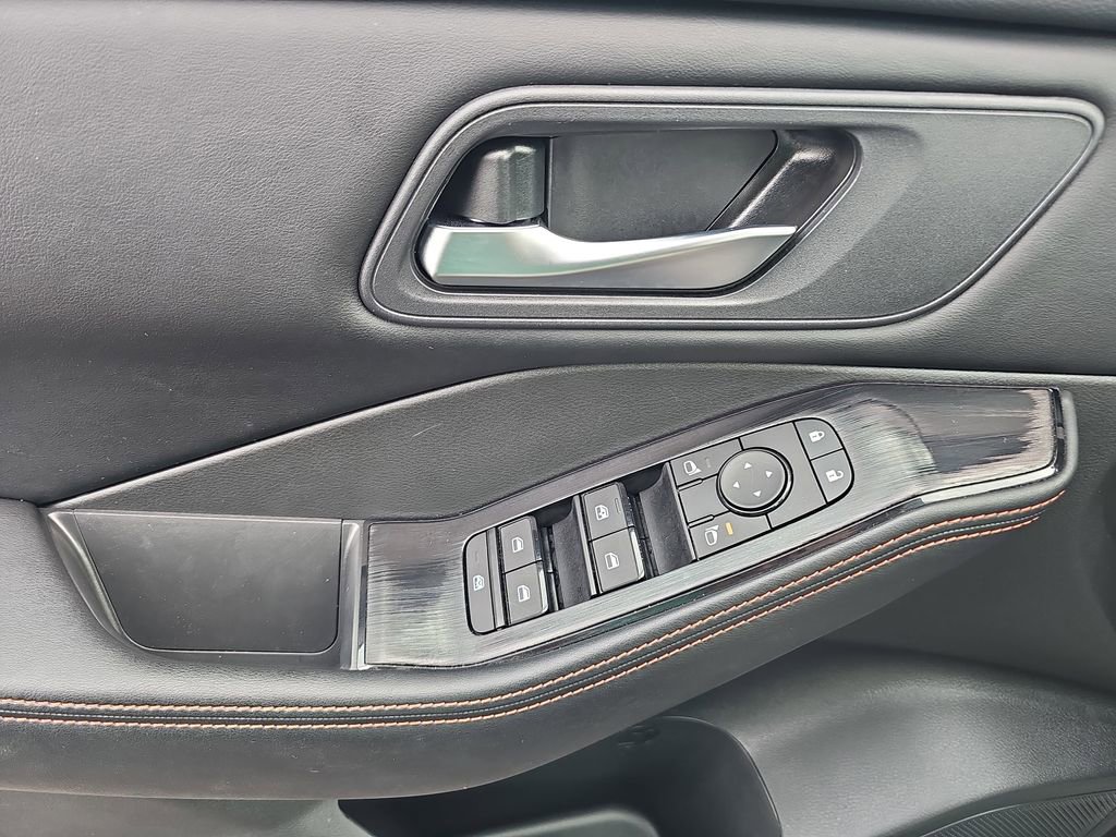 Used 2025 Nissan Rogue SV image 31