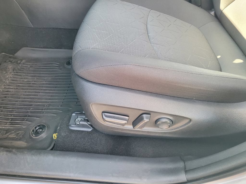 Used 2022 Toyota RAV4 XLE w/ Convenience Package FWD image 27