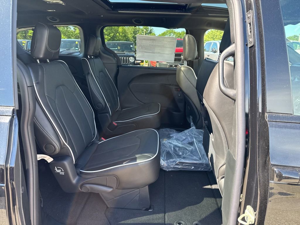 New 2027 Chrysler Pacifica Limited AWD/4WD image 24
