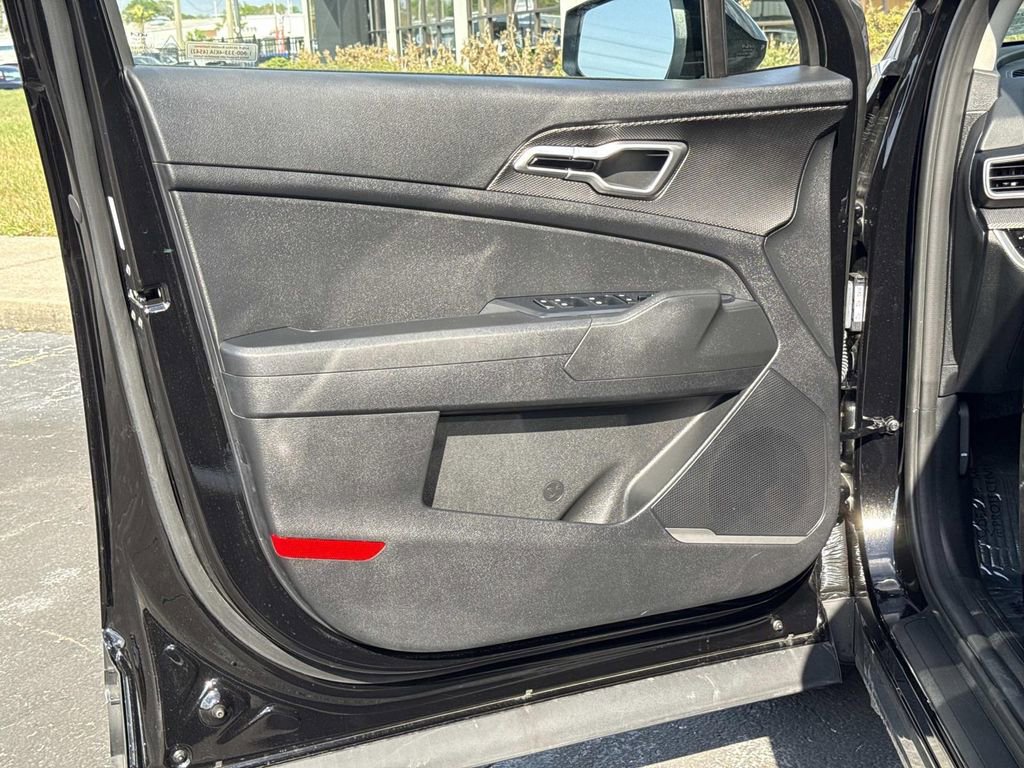 Used 2025 Kia Sportage LX image 19