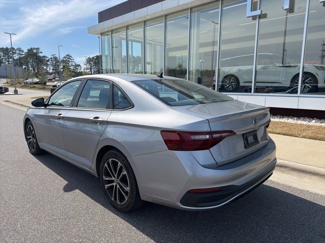 Used 2024 Volkswagen Jetta Sport image 3