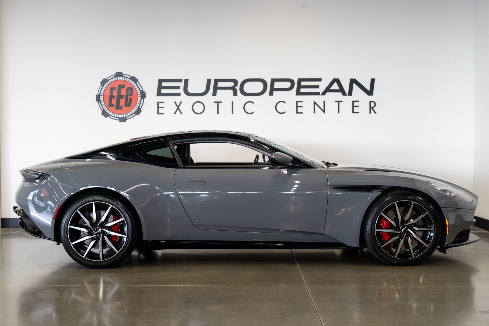 Used 2018 Aston Martin DB11 V12 RWD image 20