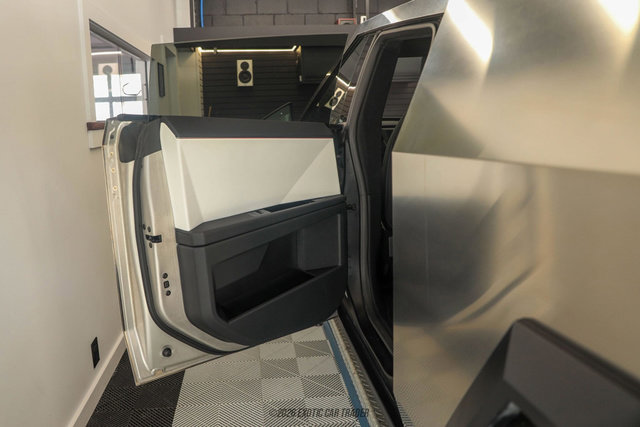 Used 2024 Tesla Cybertruck AWD Crew Cab image 29