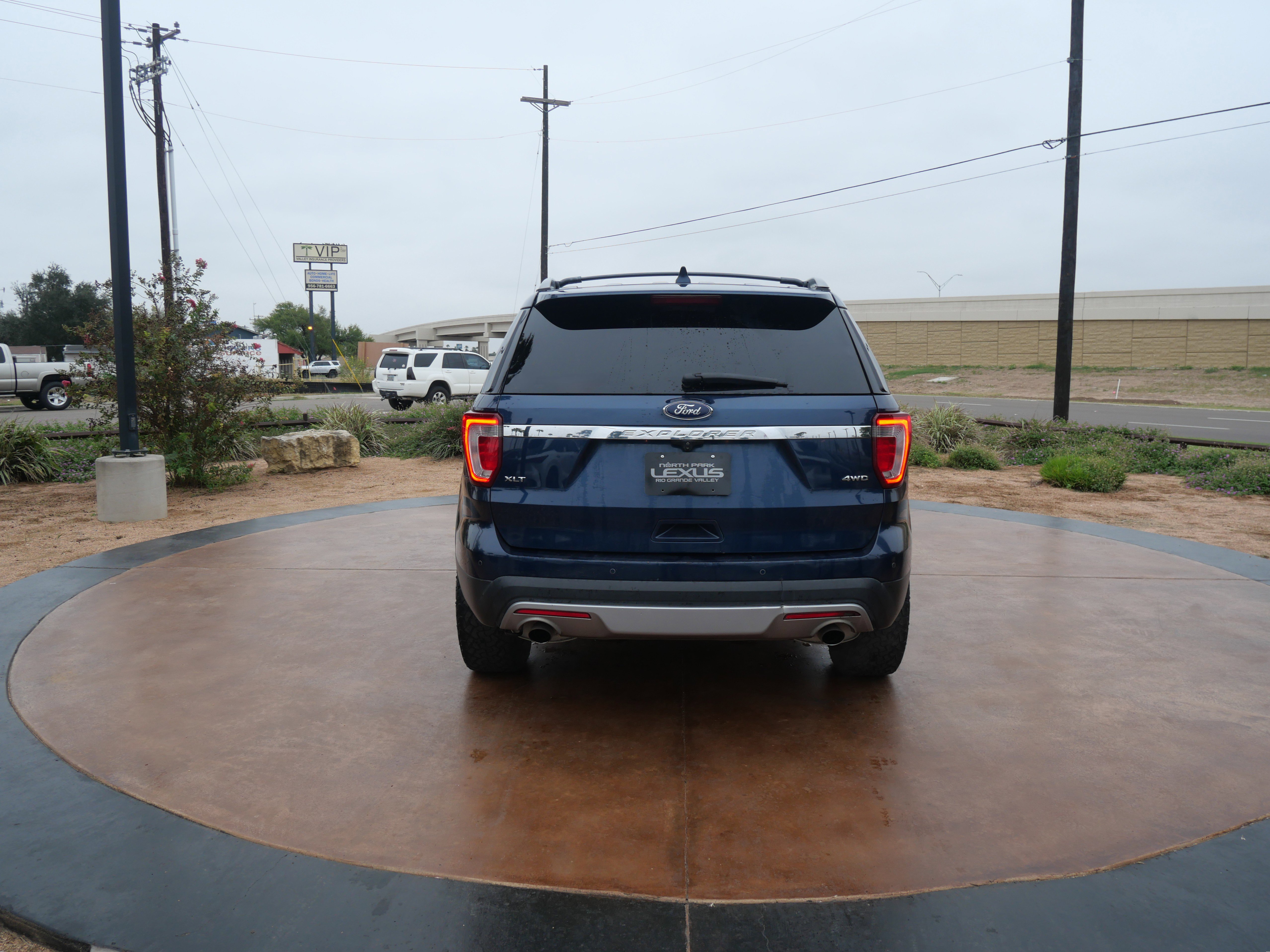 Used 2017 Ford Explorer XLT w/ Equipment Group 202A image 3