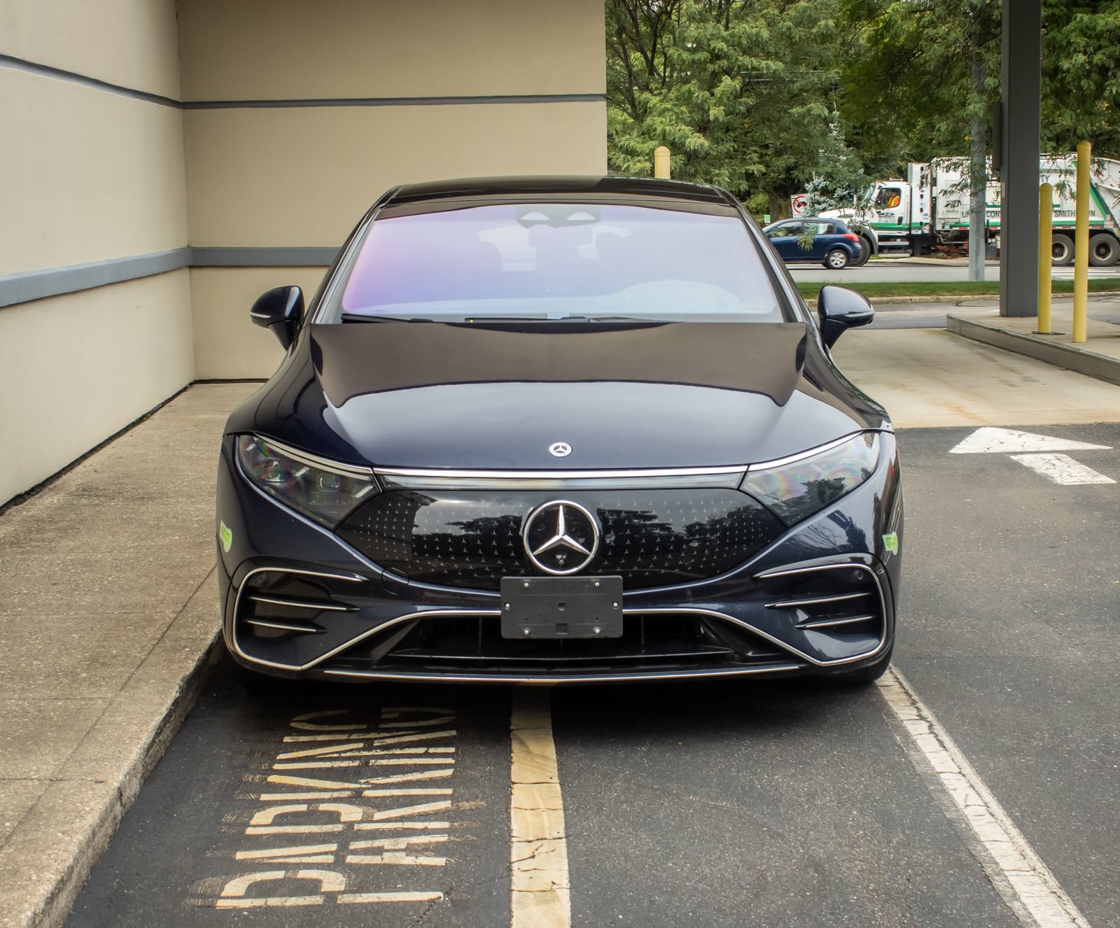 Used 2023 Mercedes-Benz EQS 580 4MATIC Sedan image 2