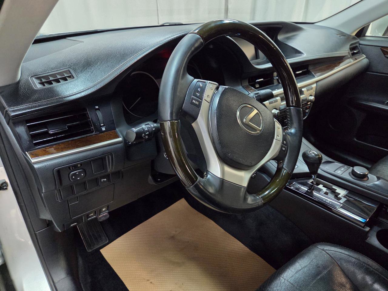 Used 2013 Lexus ES 350 Sedan w/ Luxury Pkg image 23
