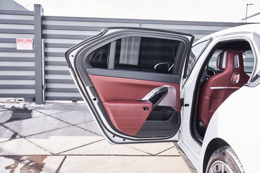 Used 2025 BMW 760i xDrive w/ Premium Package image 28