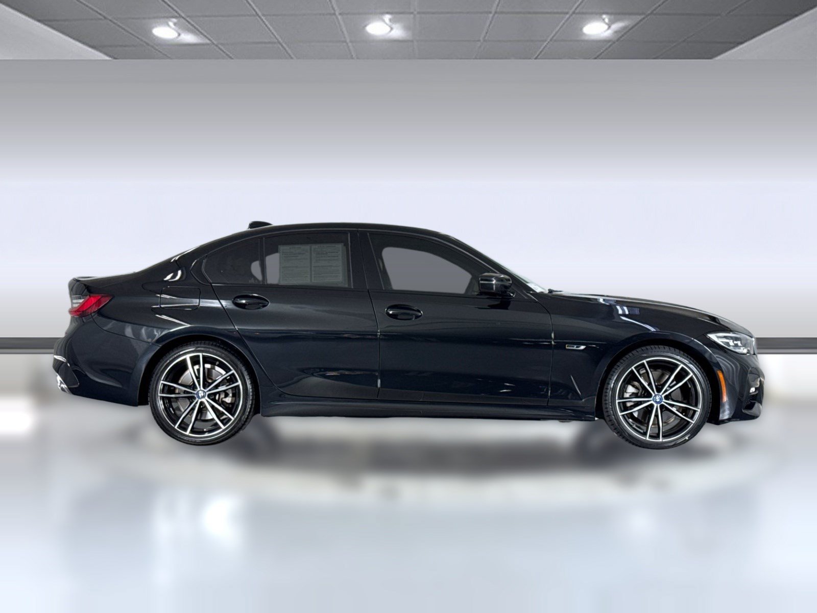 Used 2022 BMW 330e w/ M Sport Package RWD image 7