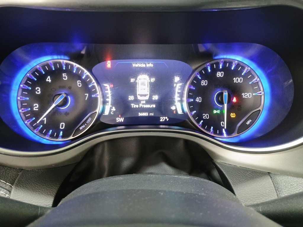 Used 2023 Chrysler Pacifica Limited w/ Uconnect Theater Family Group image 33