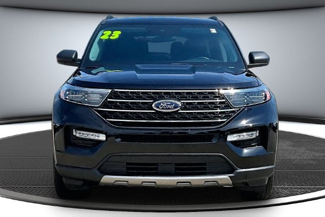Used 2023 Ford Explorer XLT w/ Equipment Group 202A AWD/4WD image 2