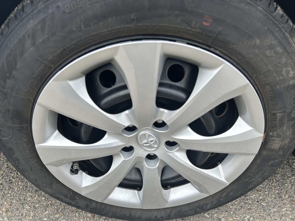 Used 2022 Toyota Corolla LE image 9