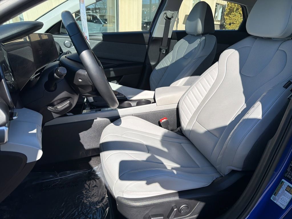 Used 2023 Hyundai Elantra Limited image 11