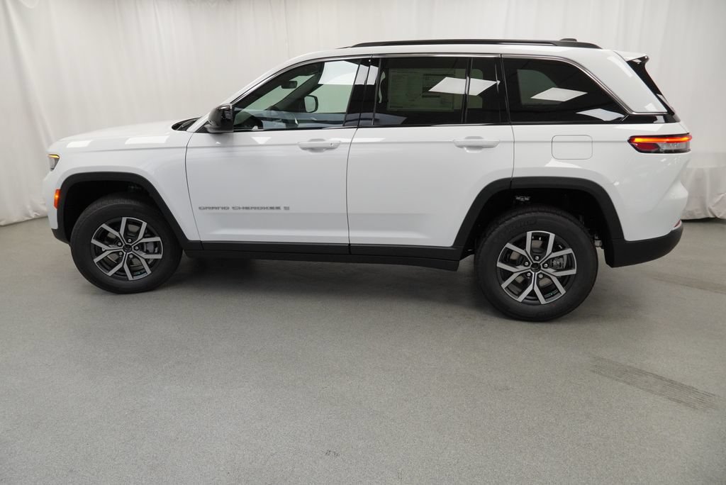 New 2027 Jeep Grand Cherokee Laredo AWD/4WD image 14