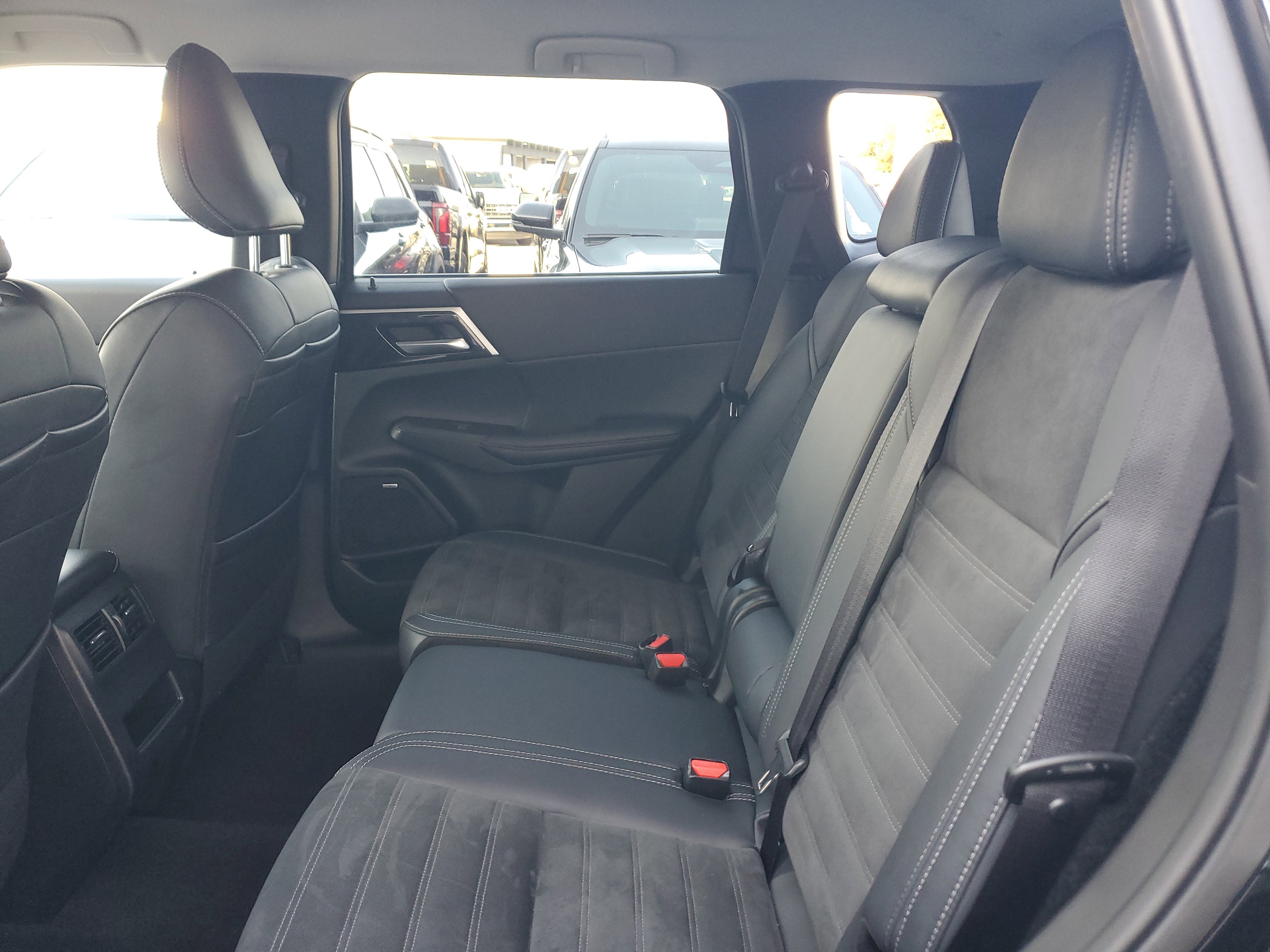 Used 2025 Mitsubishi Outlander SE image 13