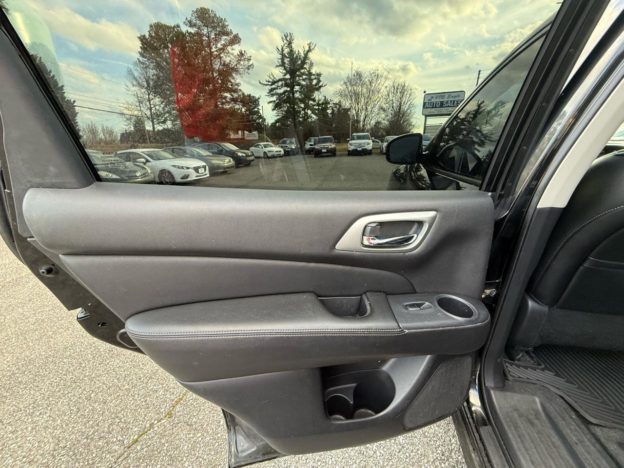 Used 2015 Nissan Pathfinder Platinum w/ Family Entertainment Package AWD/4WD image 22