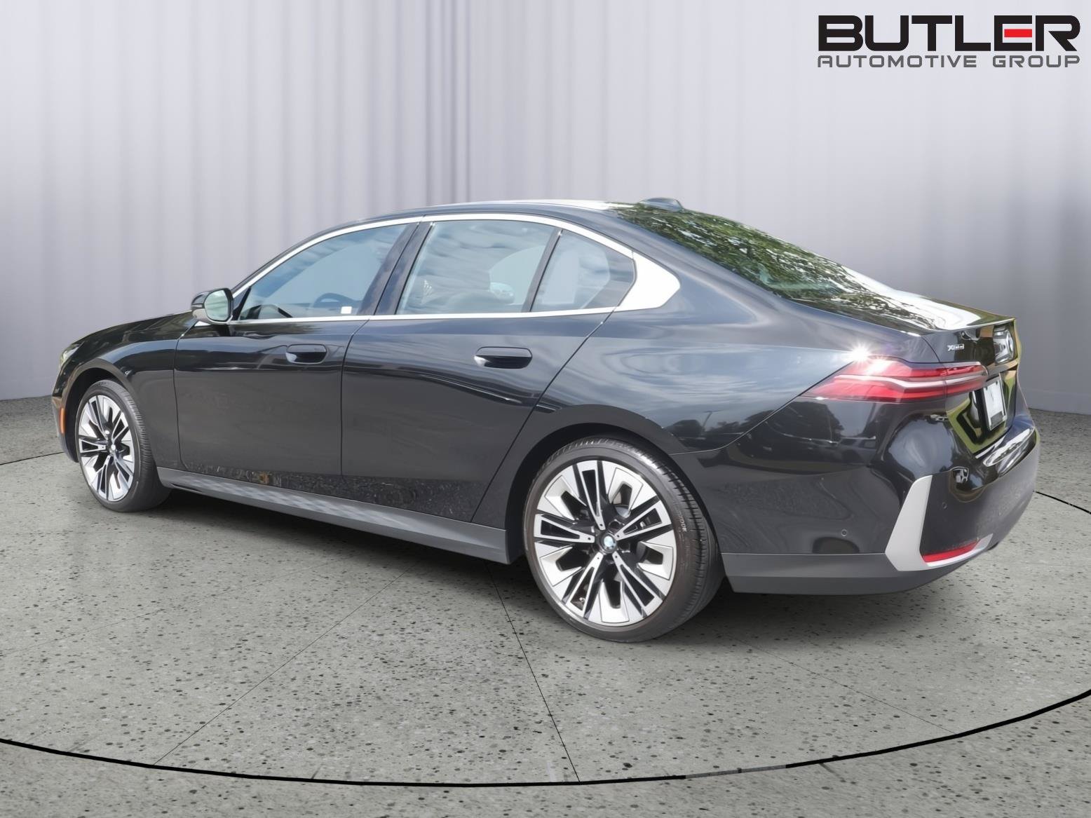 Used 2025 BMW 530i xDrive w/ Premium Package AWD/4WD image 4
