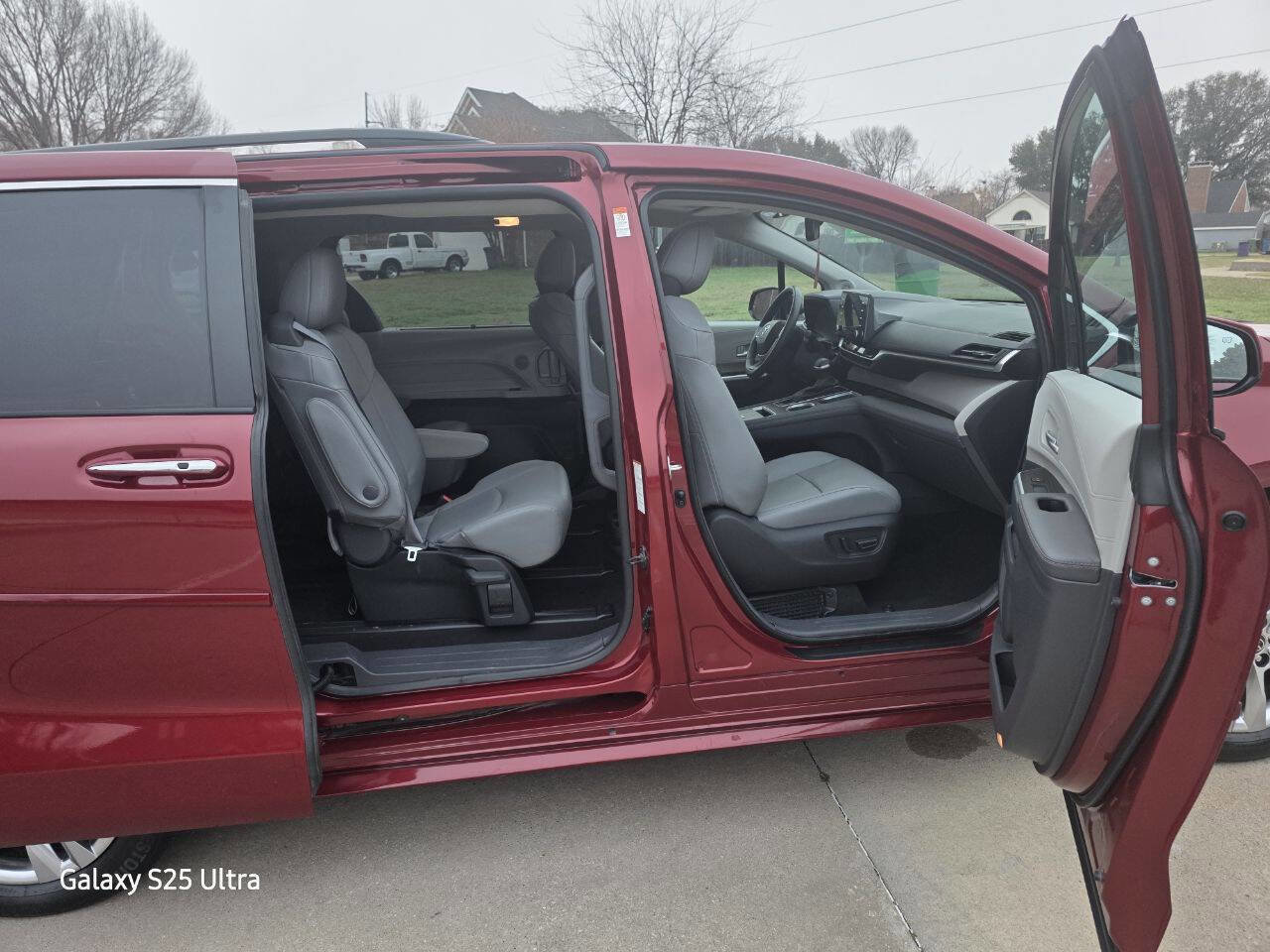 Used 2024 Toyota Sienna XLE w/ XLE Plus Package image 13