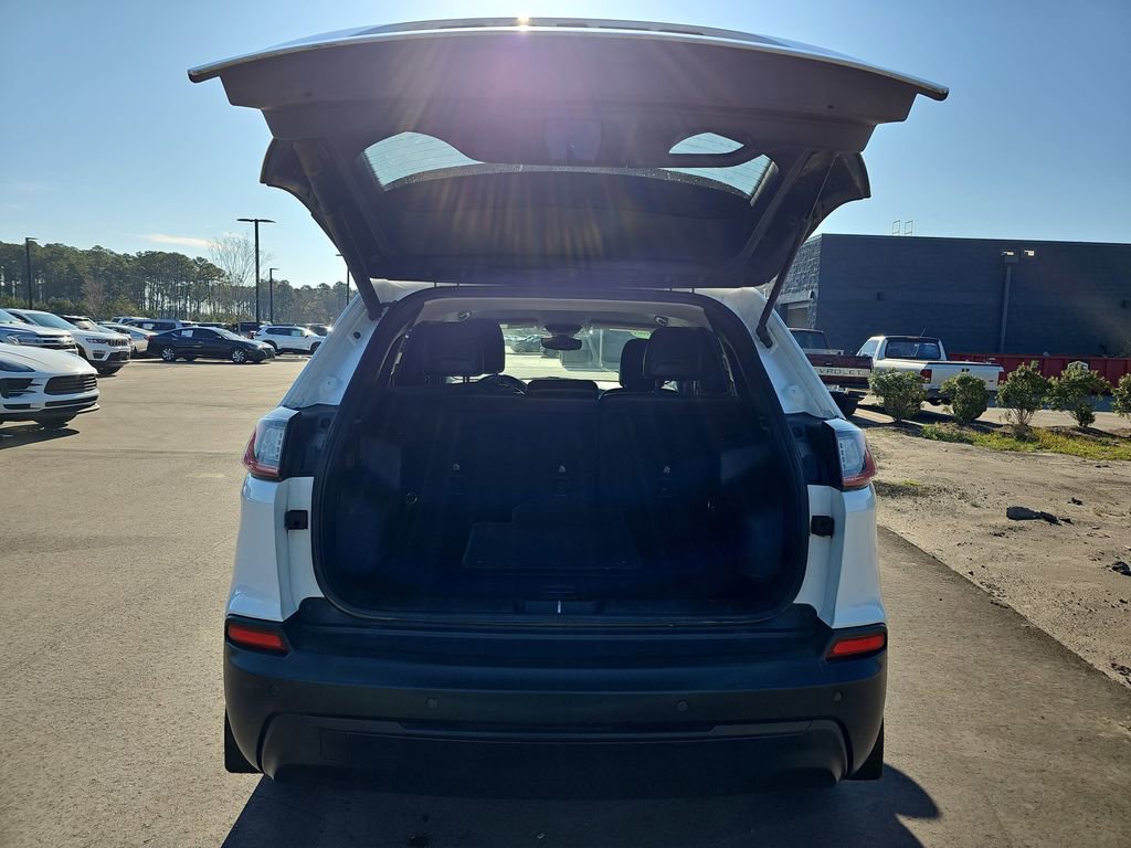 Used 2019 Jeep Cherokee Latitude Plus w/ Comfort/Convenience Group image 16